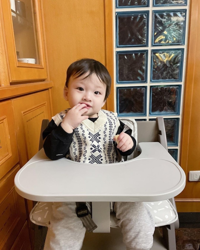 木迹制品婴儿餐椅