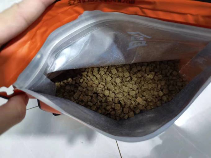 盒边猫咪干粮