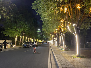 再次夜晚相见、信阳浉河沿岸成了夜市摆摊的天堂！