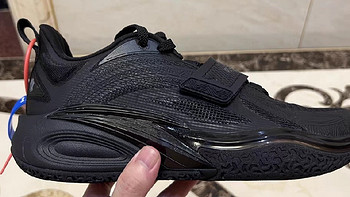 科技感满满的欧文黑武士篮球鞋
