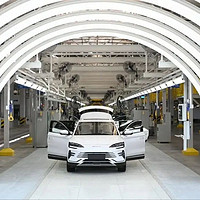 比亚迪乌兹别克斯坦工厂的首批量产新能源车下线