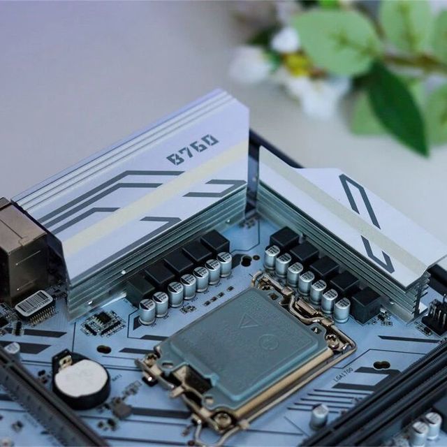 449的华南金牌B760M-D4主板，为什么会成为垃圾佬的最爱？亲测后发现，够帅够强够便宜