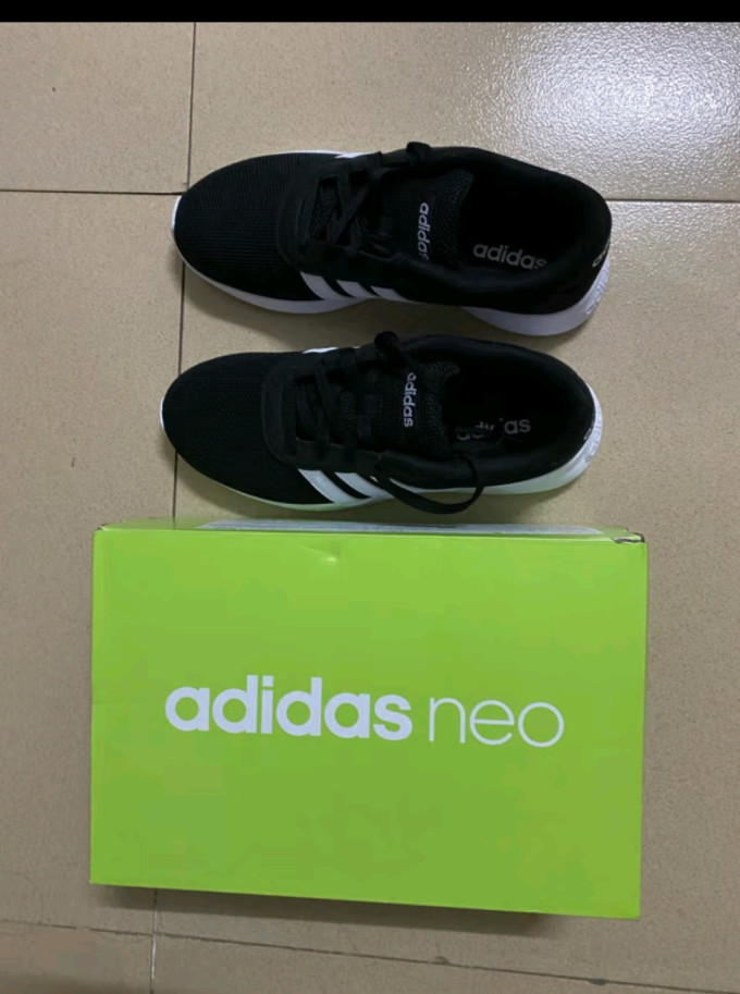 阿迪达斯休闲运动鞋