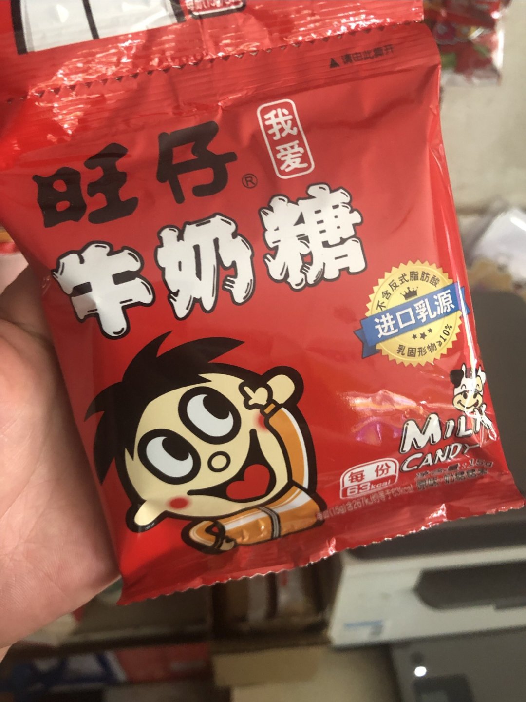 旺仔牛奶糖的主要成分包括麦芽糖,白砂糖,炼乳,全脂奶粉