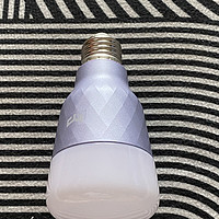 这款智能灯泡支持1600万色无极调节明暗度，超智能超好用。