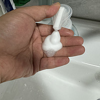 方便，泡沫细腻润滑，香味淡，适合家庭使用的按压式泡沫洗手液