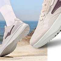 鸿星尔克凯旋跑步鞋夏季女款透气运动鞋，作为一款结合了透气、减震、轻便、舒适和回弹特性的跑鞋