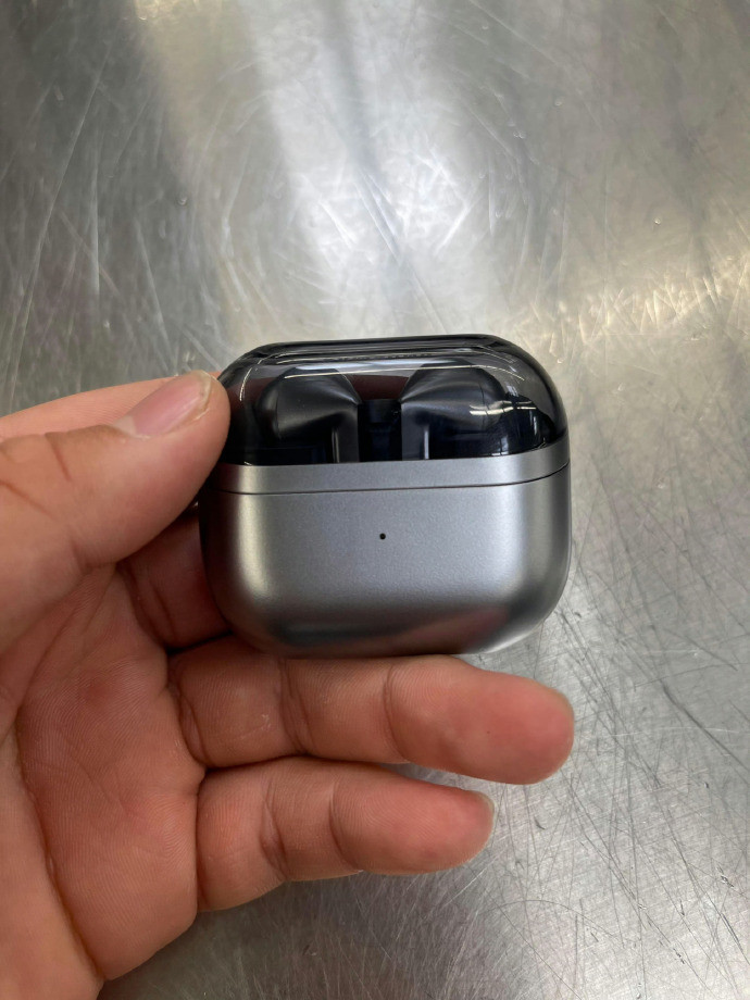 网传丨三星 Galaxy Buds3 Pro 耳机真机现身：银灰配色质感出众