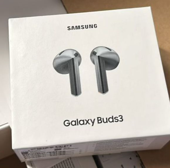 网传丨三星 Galaxy Buds3 Pro 耳机真机现身：银灰配色质感出众