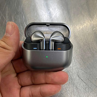 网传丨三星 Galaxy Buds3 Pro 耳机真机现身：银灰配色质感出众