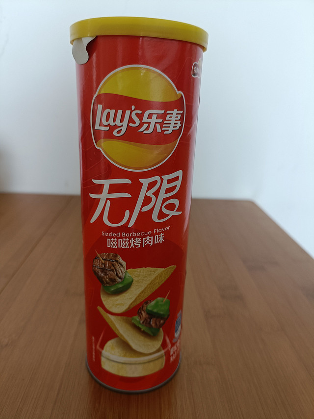 看欧洲杯足球之吃乐事滋滋烤肉味薯片！