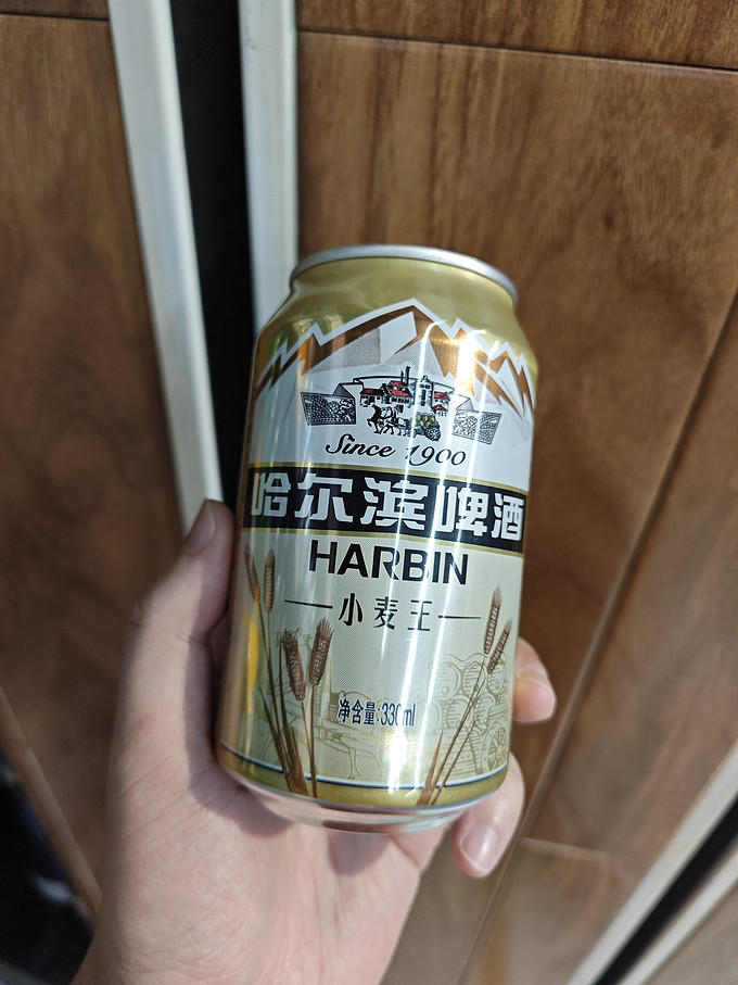 哈尔滨啤酒精选小麦王图片