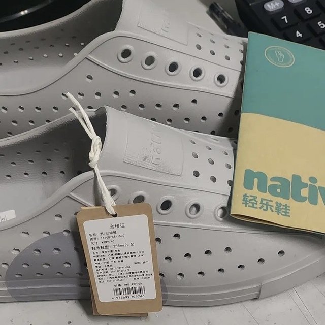 “舒适与时尚兼具的灰色海藻系列洞洞鞋体验”