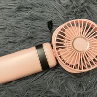 5档强风智能数显，USB便捷充电。桌面挂脖两用，户外室内随身带。
