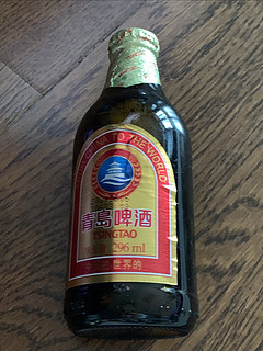 喝青岛啤酒精酿系列小棕瓶，为喜欢的球队加油！