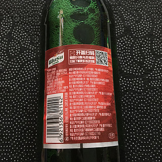 乌苏啤酒夏天必备的爽口冷饮，看球可少不了他。