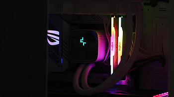 光效与速度的完美结合，金百达白刃RGB灯条让你的电脑更快更炫酷