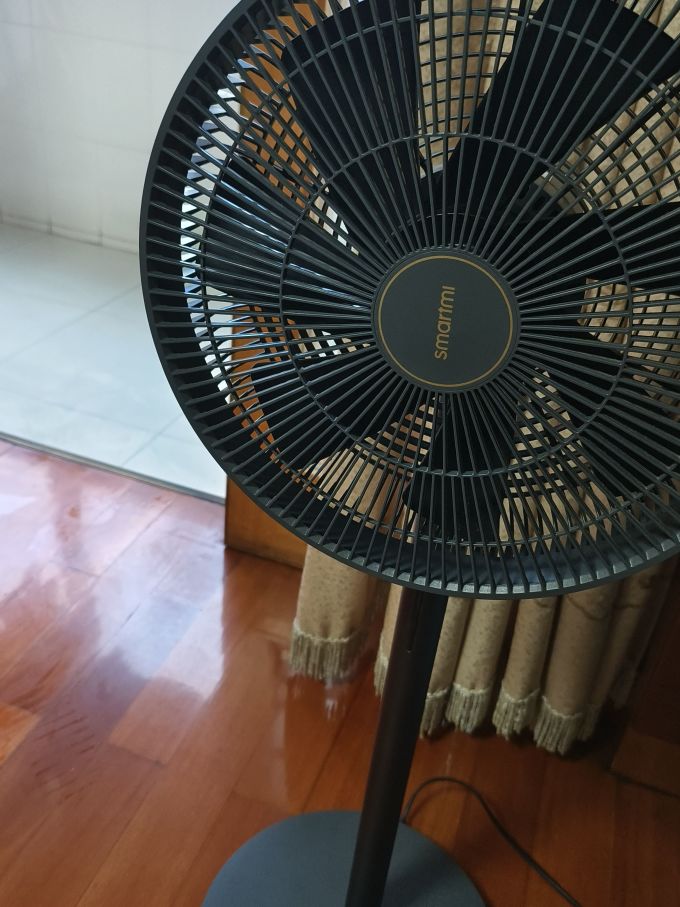 黑金风格的风扇智米风扇