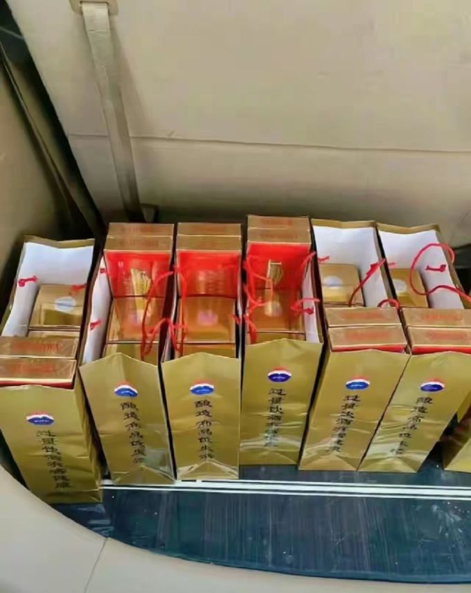 这就是同学后备箱常备的东西华子和茅子