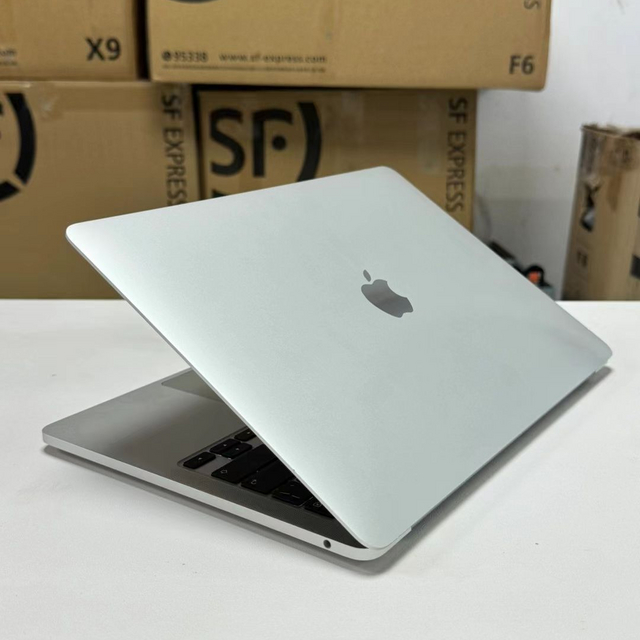 20款苹果MacBook Pro模具还不错，低配4.5l可以玩玩，8g黄金内存