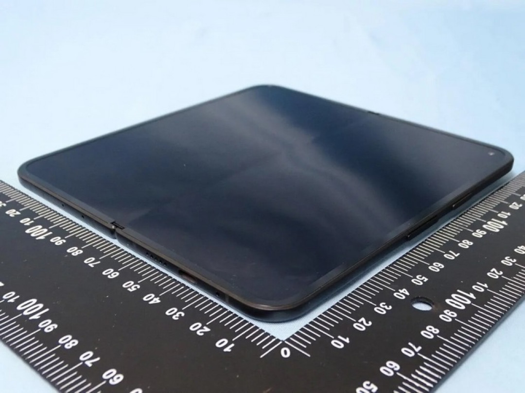 网传丨谷歌首款折叠屏手机 Pixel 9 Pro Fold 现身,双药丸后摄、大R角圆润设计