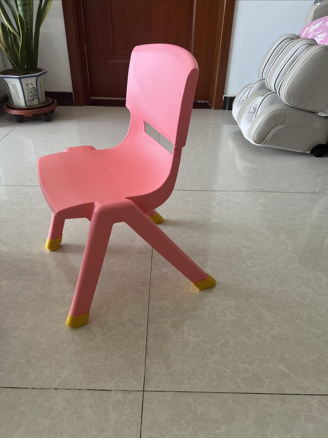 虽然小，但是承重能力不差，质感跟错的小椅子