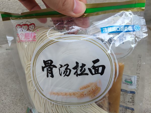 夏天做一碗冰凉凉的骨汤拉面，真的是解暑利器