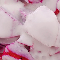 酸奶配火龙果，冰冰凉凉的碰撞