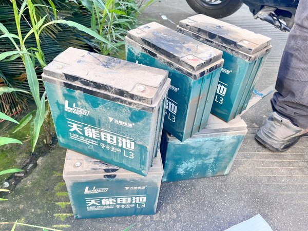 310上门换了一组超威72V电动车电瓶划算不？