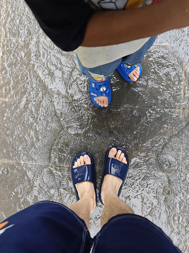 夏天的下雨天，快来踩水玩