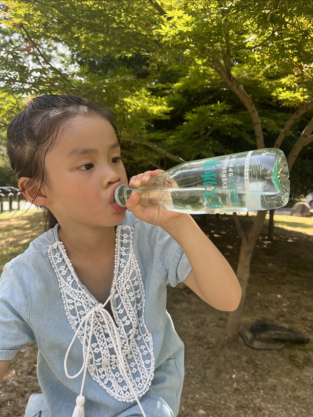 夏天矿泉水不能停，尝新恒大冰泉长白山天然低钠矿泉水