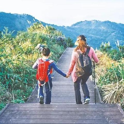 适合夏天的亲子运动。（游泳、爬山）