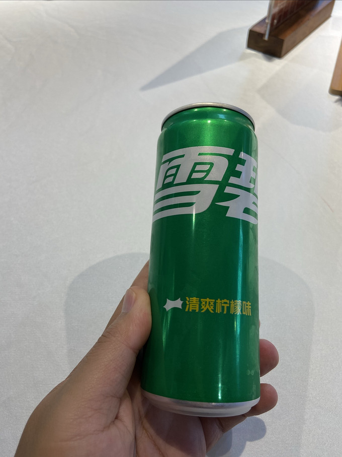 炎炎夏日来一瓶冰雪碧让酷爽席卷全身