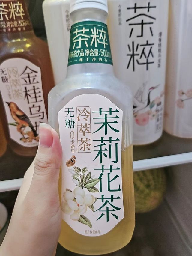 炎炎夏日喝一瓶冷萃茉莉花茶真是太舒服了