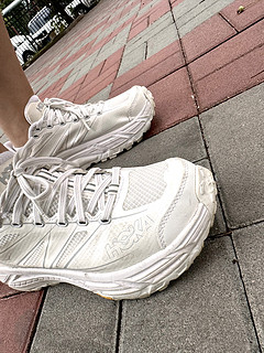 hoka oneone 兼顾通勤与跑步的小白鞋