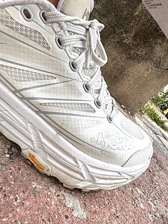 hoka oneone 兼顾通勤与跑步的小白鞋