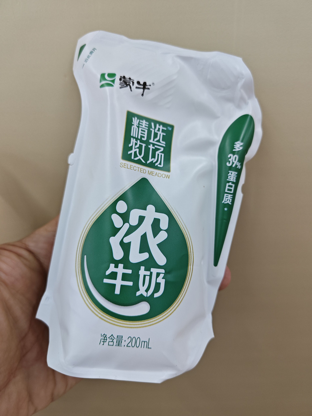 蒙牛香浓牛奶杯图片