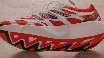 阿迪Adizero Aruku厚底鞋，使用全新缓震科技