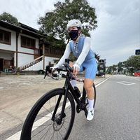她们就像凝结核一样聚起骑友们