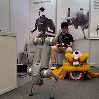 ChinaJoy上的宇树机器狗，难以置信，侧翻、倒立，可编程，低至2万元