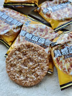 夏天顶饿零食新花样，旺旺黑糖波波雪饼，嚼着吃的奶茶~~