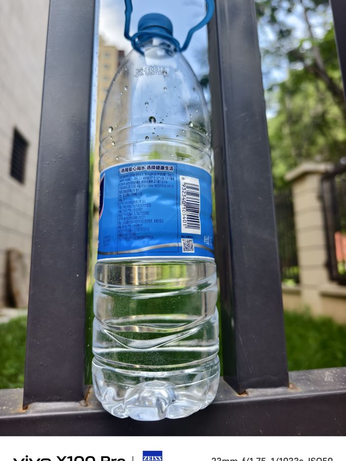 这么大的瓶装水搬砖的我一上午喝了一瓶