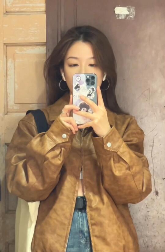Urban Outfitters 复古皮夹克，也太百搭了吧