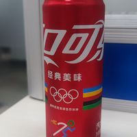 夏天天气很热，一罐冰可乐可以让你享受快乐！