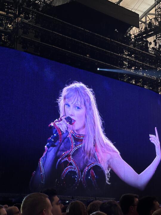 强烈建议泰勒的演唱会都买站票