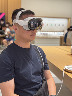 到苹果直营店体验了一把Apple Vision Pro