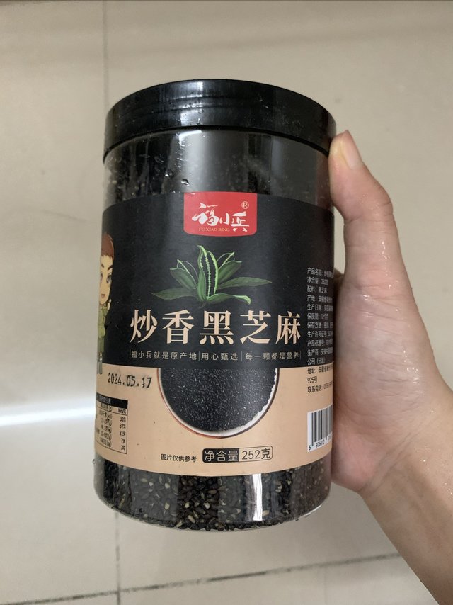 炒香黑芝麻做成芝麻糊太香了！