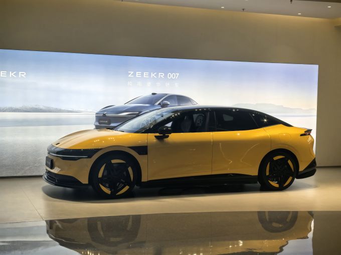 极氪中型车