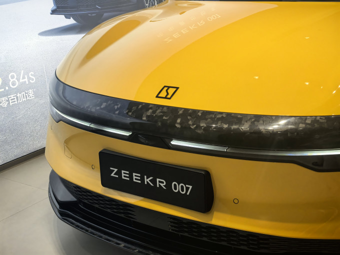极氪中型车