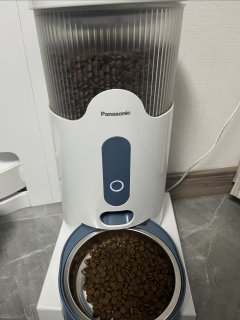自动投喂机给猫咪投喂猫粮更方便